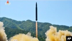 Gambar dari video yang ditayangkan oleh kantor berita Korea Utara KRT, 4 Juli 2017 ini menunjukkan peluncuran misil balistik antar-benua Hwasong-14, ICBM, di Korea Utara .