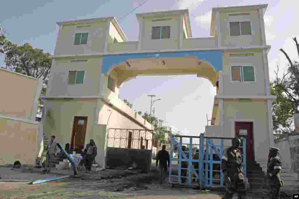 Somali soldiers stand guard at the main gate of the presidential palace in Mogadishu, July, 9, 2014.
