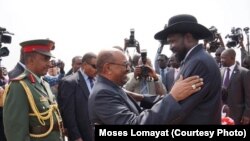 Presiden Sudan Selatan Salva Kiir (kanan) menyambut kedatangan Presiden Sudan Omar al-Bashir di bandara Juba hari Jumat (12/4). 