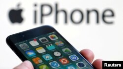 Sebuah Apple iPhone 7 dan logo perusahaan tampak pada gambar ilustrasi yang diambil di Bordeaux, Perancis, 1 Februari 2017 (foto: Reuters/Regis Duvignau)