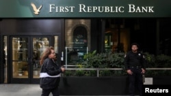 FILE: Seorang penjaga keamanan berdiri di luar cabang First Republic Bank di San Francisco, California, AS 28 April 2023. (REUTERS / Loren Elliott)