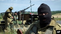 Para pemberontak pro-Rusia berpatroli dekat Luhansk, Ukraina timur (2/7). (AP/Dmitry Lovetsky)