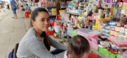 អ្នកស្រី សៀក ចំរើន អ្នក​លក់​គ្រឿងសម្អាង​ និង​សម្លៀកបំពាក់​កូនក្មេង​នៅ​សួន​ឧស្សាហកម្ម​កាណាឌីយ៉ា​នៅ​ក្រុង​ភ្នំពេញ​ នា​ពេល​ថ្ងៃ​ព្រហស្បតិ៍ ទី០៥ ខែ​មីនា ឆ្នាំ២០២០។ (ណឹម សុភ័ក្រ្តបញ្ញា/VOA)