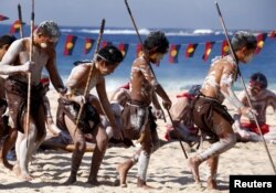 Traditonally dressed Australian Aboriginal performers participate in a 'Corroboree' showcasing traditional dance during an event to mark National Reconciliation Week on Sydney's Coogee Beach May 27, 2015.
