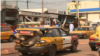 Les taxis ont été obligé à réparer leurs véhicules à Yaoundé, au Cameroun, le 16 novembre 2016. (VOA/Moki Edwin Kindzeka)