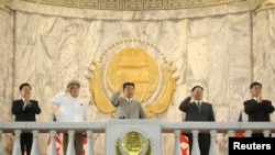 Pemimpin Korea Utara Kim Jong Un (tengah) menghadiri parade paramiliter yang diadakan untuk menandai ulang tahun ke-73 republik di alun-alun Kim Il Sung di Pyongyang dalam gambar tak bertanggal yang disediakan oleh Kantor Berita KCNA pada 9 September 2021. ( Foto: Re
