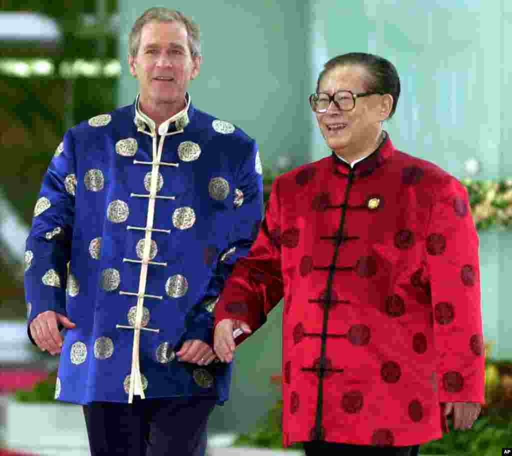 2001年10月21日,在APEC上海峰会期间,美国总统布什和中国主席江泽民身穿丝绸服装去参加一次非正式会议