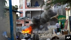 Bir kun oldin al-Shabab Mogadishudagi mehmonxonada 12 kishini o'ldirgan edi. Somali armiyasi hujumchilarning barini yo'q qilishga muvaffaq bo'lgani ma'lum.