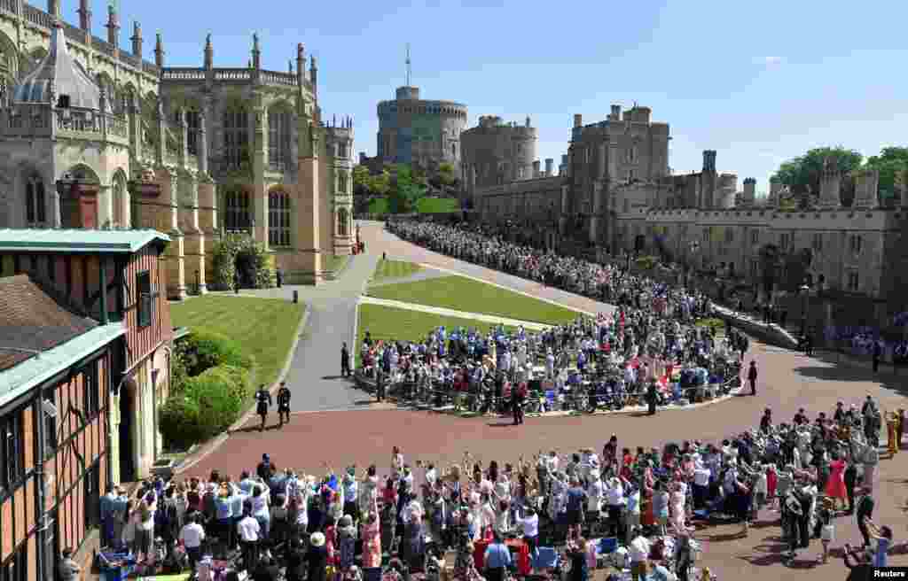 Prens Harry ve sağdıcı ağabeyi Prens William, kiliseye Windsor Kalesi'nden yürüyerek geldiler