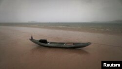Kapal nelayan di tengah hujan badai di pantai timur Pulau Natuna Besar.