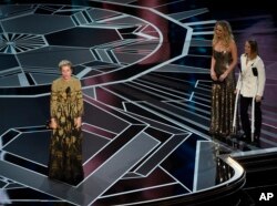 តារាភាពយន្តហូលីវូដ Frances McDormand ទទួល​ពាន​រង្វាន់​សម្រាប់​ការ​សម្តែង​ជា​តួ​ឯក​ស្រីនៅ​ក្នុង​រឿង "Three Billboards Outside Ebbing, Missouri"។
