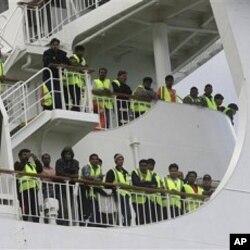 Des Bengalis évacués de Libye, sur un ferry dans le port de Souda en Crète