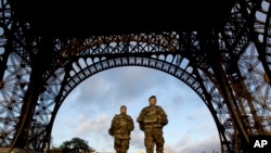 ទាហាន​បារាំង​ដើរ​ល្បាត​នៅ ​Eiffel Tower ដែល​នៅ​តែ​បិទ​ច្រក​ឆ្លង​កាត់​នៅ​ថ្ងៃ​កាន់​ទុក្ខ។