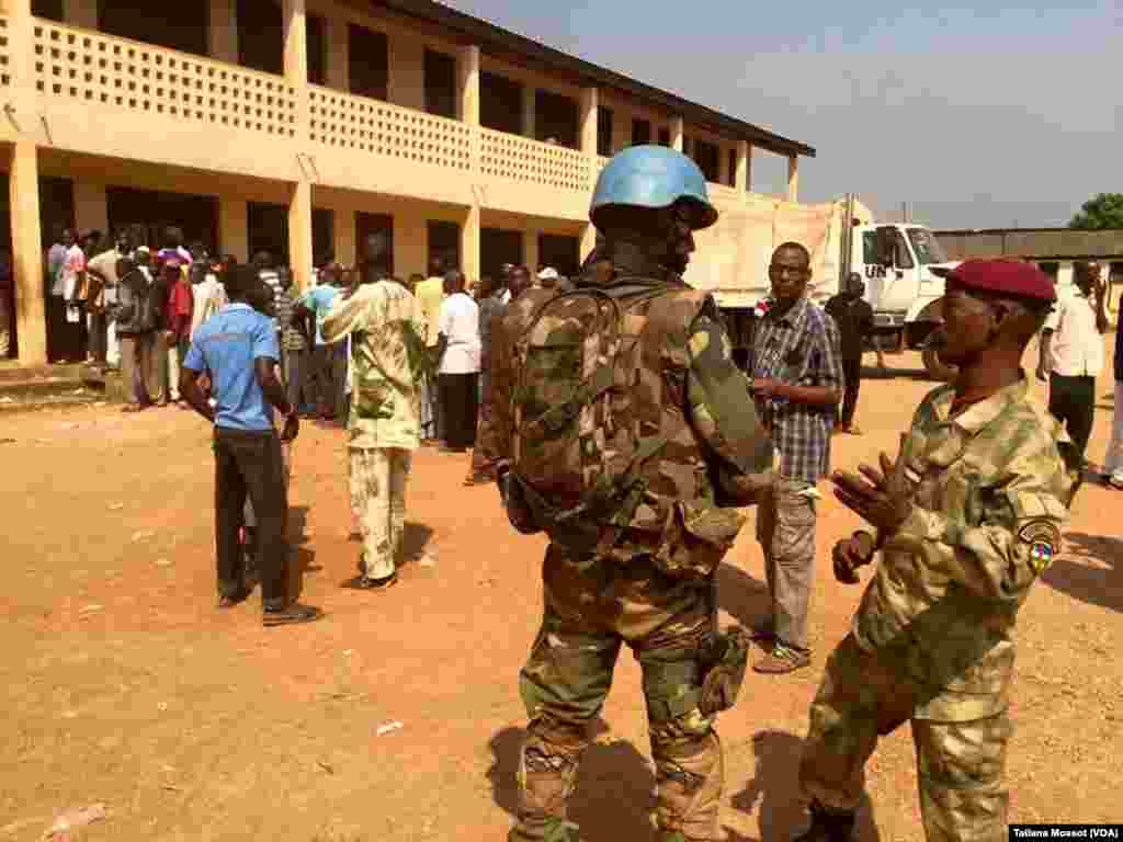 Quartier PK5 à ‎Bangui. Forte présence des soldats français et de la Minusca après des échanges de tirs avec un groupe d'hommes armés qui tentent de perturber le référendum. (VOA Afrique/Tatiana Mossot)
