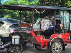 រូបឯកសារ៖ ពលរដ្ឋ​កម្ពុជាម្នាក់កំពុងអានកាសែត រាជធានីភ្នំពេញ ថ្ងៃទី២៩ ខែសីហា ឆ្នាំ២០១៧។ (ខាន់ សុគុំមនោ/វីអូអេ)