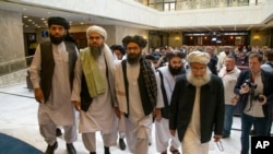 Tolibon delegatsiyasi rahbari Mulla Abdul G’ani Birodar (chapdan uchinchi) harakat vakillari bilan Moskvada, 28-may, 2019