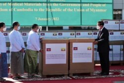 រូបឯកសារ៖ នាយករដ្ឋមន្ត្រីកម្ពុជាលោក ហ៊ុន សែន ថតរូបជាមួយរដ្ឋមន្ត្រីការបរទេសមីយ៉ាន់ម៉ាលោក Wunna Maung Lwin ក្នុងពិធីប្រគល់សម្ភារៈពេទ្យដើម្បីទប់ស្កាត់ជំងឺកូវីដ១៩ ដល់រដ្ឋាភិបាលយោធាមីយ៉ាន់ម៉ា នៅរដ្ឋធានីណៃពិដោ កាលពីថ្ងៃទី ៧ ខែមករា ឆ្នាំ ២០២២។