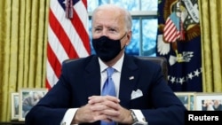 Presiden AS Joe Biden siap menandatangani Keppres di Oval office, Gedung Putih, Washington, DC. 
