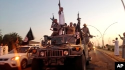 Militan ISIS melakukan parade di Mosul, Irak, 23 Juni 2014 (foto: dok).