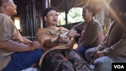 លោក​ ហ៊ុយ​ យ៉ាឡេង ដែល​ជា​តារាសម្តែង និង​ជា​ផលិតករ​មួយរូប នៅក្នុង​ឈុតឆាក​មួយ​នៃ​រឿង «ធ្មប់»។
