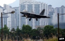 2018 '맥스선더' 미한 연합훈련에 참가한 미 공군 소속 F-22 전투기가 16일 임무를 마치고 광주 전투비행장에 착륙하고 있다.