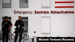 Policija ispred berlinske bolnice "Šarite" u kojoj je smešten Aleksej Navalni