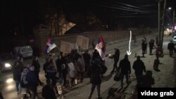 Dopisnik VOA sa Kosova Budimir Ničić izveštava sa protesta u Gračanici, njegova pozicija obeležena belom strelicom