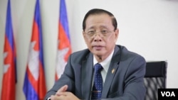 លោក​ សុខ ឥសាន​ អ្នក​នាំ​ពាក្យគណបក្សប្រជាជនកម្ពុជា​ ផ្តល់​បទ​សម្ភាសន៍​ជាមួយ​ VOA​ នៅ​ឯទីស្នាក់ការគណបក្ស ​ក្នុង​រាជធានី​ភ្នំពេញ​ កាល​ពី​ថ្ងៃ​ទី​១២​ ខែ​តុលា​ ឆ្នាំ​២០១៦​។ ​(ហ៊ាន​ សុជាតា​/ VOA​)