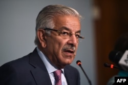 Pakistani Foreign Minister Khawaja Asif briefs the media in Islamabad, Pakistan, Sep. 7, 2017.