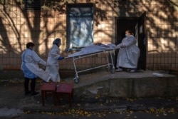 Медики у м.Рівне транспортують померлого від Ковід-19