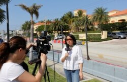 Reporter Voice of America memberi laporan dari depan Eau Palm Beach Resort and Spa tempat Presiden China Xi Jinping menginap di Manalapan, Florida, 5 April 2017.