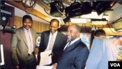 Le colonel Azali Assoumani (2e à partir de la droite) en visite à la VOA en 2003, en compagnie de Timothée Donangmaye (1er à gauche) et d'Idrissa Seydou Dia