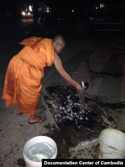 សម្តេច​ព្រះមហា​អរិយវ័ង្ស សៅរ៍ ចន្ទថុល្ល ប្រោះ​ព្រំ​ទឹក​មន្ត​ដល់​ធាតុ​របស់​ កែវ កុលធីតា ឯកស័ក បង​ស្រី​របស់​លោក ឆាំង យុ នៅ​វេលា​ម៉ោង​៥:៣០​ព្រឹកក្រោយ​ពី​ត្រូវ​បូជា​កាល​ពី​ថ្ងៃ​ទី​២១ ខែ​មករា ឆ្នាំ​២០១៥។ (មជ្ឈមណ្ឌល​ឯកសារ​កម្ពុជា)