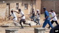 Rumwe mu rwaruka rw'imbonerakure kumwe n'umupolisi w'Uburundi. Muri raporo yayo, Amerika yemeza ko urwo rwaruka rimwe na rimwe rukorana n’abakozi b’iperereza, abasirikare n’abapolisi mu guhungabanya uburenganzira bw’abantu ugasanga hari igihe bigorana gutandukanya abajejwe umutekano n’Imbonerakure za CNDD-FDD.