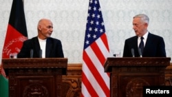 Afghanistan's president Ashraf Ghani, left, and U.S. Defense Secretary James Mattis, right, attend a news conference in Kabul, Afghanistan, Sept. 27, 2017.