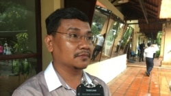 រូបឯកសារ៖ លោក ​ស៊ឹង​ សែនករុណា ​មន្ត្រី​អង្គការ​អាដហុក ​ចេញ​មក​អង្កេត​ការណ៍​នៅ​ឯ​កាសែត​ភ្នំពេញ​ប៉ុស្ដិ៍ ​កាលពីល្ងាច​ថ្ងៃទី០៧​ ខែឧសភា ​ឆ្នាំ២០១៨ ​ពេល​ដែល​លោក​និពន្ធ​នាយក​ កៃ ​គឹមសុង ​ត្រូវ​បាន​បណ្ដេញ​ចេញ។