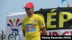 Le Français Noël Richet, maillot jaune, lors de la première étape à Goma, en RDC, le 15 juin 2017. (VOA/Charly Kasereka)