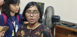 Ketua Umum YLBHI Asfinawati usai menggelar konferensi pers di kantor YLBHI pada Selasa (14/5). (Foto: VOA/Sasmito)