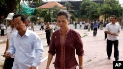 Rong Chhun, second from left, president of the Cambodian Independent Teachers Association and Cambodian lawmaker Mu Sochua, center, walk to a protest site to participate in a march marking World Teachers Day, in Phnom Penh, Cambodia, Tuesday, Oct. 5, 2010.