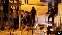 Polisi Israel membongkar detektor logam yang dipasang di luar Masjid al-Aqsa, Selasa (25/7). Namun, ummat Muslim mengatakan bahwa langkah Israel ini belum cukup.