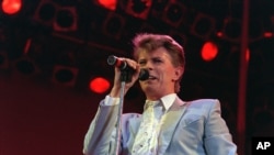 David Bowie sur scène à Wembley Stadium, Londres, le 13 juillet 1985