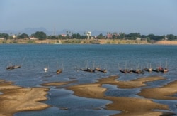 រូបឯកសារ៖ ទូកនេសាទសំចតនៅក្បែរច្រាំងទន្លេមេគង្គ ដែលបានប្រែពណ៌ខៀវខុសធម្មតា នៅក្នុងខេត្ត Nakhon Phanom ប្រទេសថៃ កាលពីថ្ងៃទី៤ ខែធ្នូ ឆ្នាំ២០១៩។