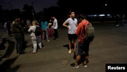 Warga berkumpul di jalan setelah gempa bumi mengguncang Meksiko, 7 September 2017.