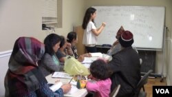 Para pengungsi di Maryland mendapat pelajaran bahasa Inggris gratis oleh seorang relawan (foto: ilustrasi).