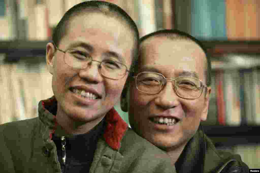刘晓波的家人2010年10月发布的照片显示刘晓波和妻子刘霞。 刘霞表示为丈夫自豪，期望刘晓波能因此早日出狱。