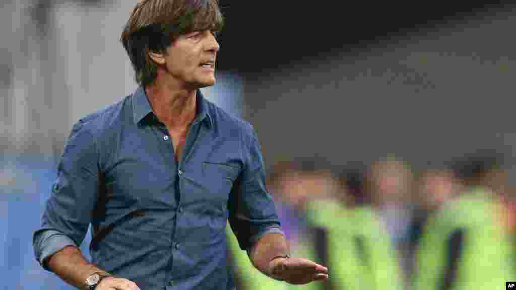 Mai horar da 'yan wasan kasar Jamus Joachim Loew, yayin da ake shirin fara wasan karshe a filin wasanni na Sint Petersburg dake a Rasha, ranar Lahadi 2 ga watan Yuli na shekarar 2017.