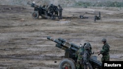 Tentara Korea Selatan memeriksa persenjataan mereka dalam latihan militer dekat zona demiliterisasi di Paju, sebelah utara Seoul. (Foto: Dok)