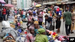 Une rue marchande à Lagos, Nigeria, le 5Septembre 2017. 