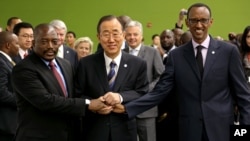 Photo d’archives : le secrétaire général de l’ONU, Ban Ki-moon, centre, entouré du président de la République démocratique du Congo, Joseph Kabila Kabange, à gauche, et du président du Rwanda, Paul Kagamé, à la 67e session de l'Assemblée générale au Siège des Nations Unies, le 27 septembre 2012.