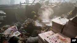 Російська ракета влучила у друкарню "Фактор-Друк" в Харкові, де друкувалися книжки більшості українських видавнцтв, передусім видавництва Vivat. Україна, четвер, 23 травня 2024 р. (AP Photo/Андрій Марієнко) 